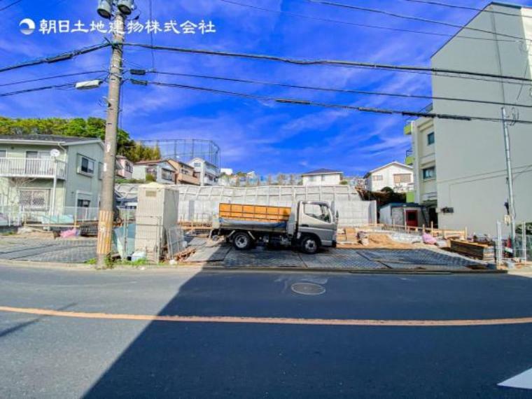 現況外観写真 おうちの前面道路は交通量の少ない生活道路で駐車もらくらく。車庫入れ苦手なママや小さなお子様も安心です　何気ない日常の中でストレスの少ない生活はふとした時に大きな満足をきっとあたえてくれます!!