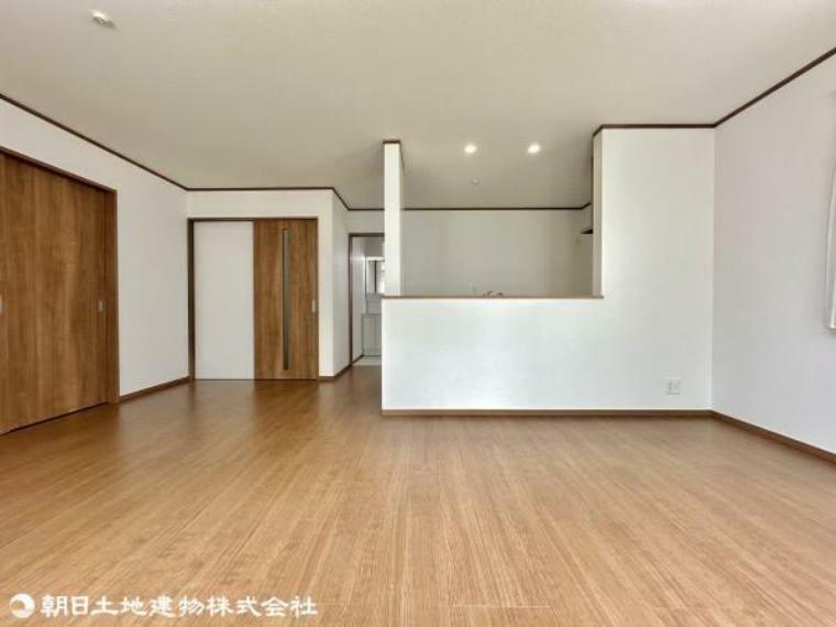 居間・リビング LDKは約17畳。大きな家具も楽に置ける空間です。