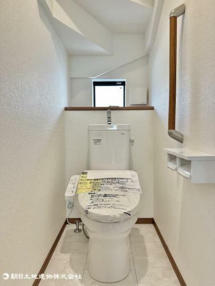 トイレ 普段使う箇所だからこそ手入れのしやすいデザインを採用。手すりを設置し、住まう人に配慮した内装。