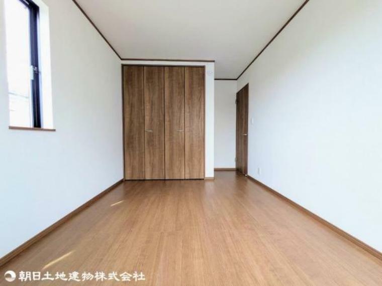 木目調で落ち着きのあるデザイン。洋室は約5.25畳以上とゆとりのある空間。