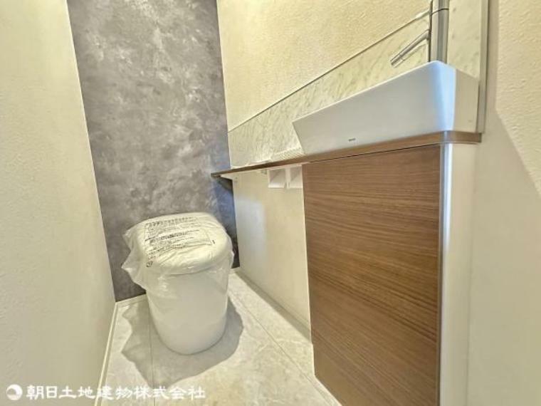 トイレ タンクレストイレに手洗いカウンターを設置。スタイリッシュな内装です。