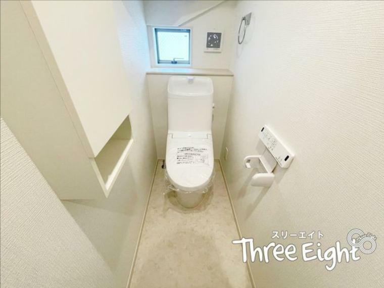 トイレ ＜2号棟＞トイレはシンプルなデザインで、飽きのこない空間に仕上がっております。温水洗浄便座付きで、収納棚もございます。