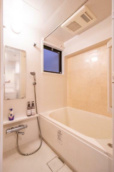 浴室 浴室暖房換気乾燥機つきの浴室です。冬場寒い時期の浴室暖房、梅雨の時期の浴室乾燥は大変重宝します。