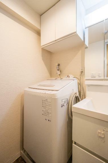 ランドリースペース 一般的な洗濯機は置けるようになっています。洗濯機上部には吊戸棚もございますので、洗濯用品を片付けておいて洗面室をスッキリと見せることができます。
