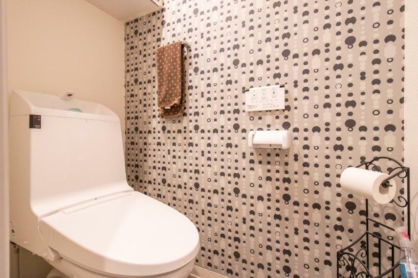 トイレ 2015年のリノベ時に、便器本体・上部収納・壁紙含め新規交換されています。洗浄機能付きの快適トイレ。2016年のご入居以降、約8年間のご利用。まだまだ問題なくご使用いただけます。