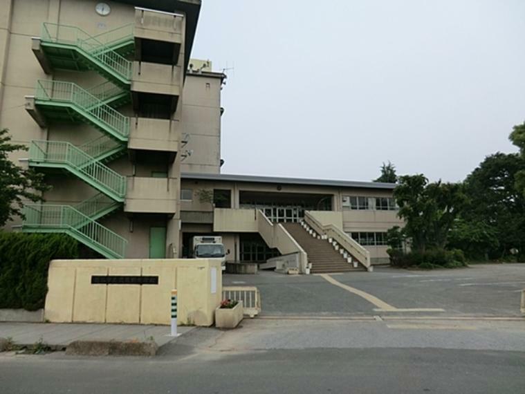 武蔵野中学校（950m）武蔵本校の教育目標は、『揺るぎない大地に豊かな心』です。