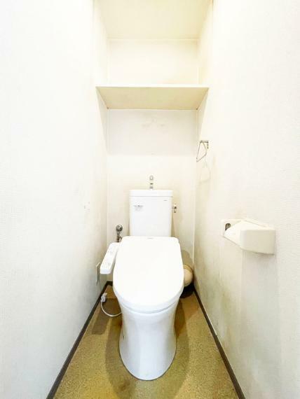 トイレ ■トイレには上部吊戸棚が付いているので、ペーパー類等収納することができます！■トイレは快適な温水洗浄便座機能付きです！