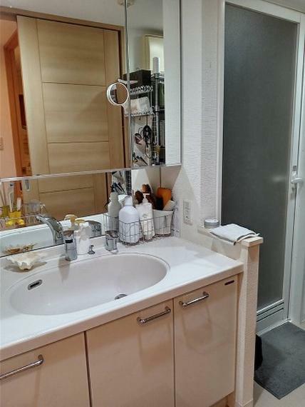 洗面化粧台 大きな鏡が付いた洗面化粧台。朝の身支度もスムーズにできますね。