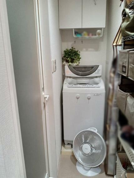 洗面化粧台 洗濯機の上に収納があります。洗剤などの日用品を収納するに便利です。
