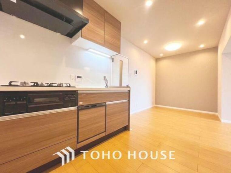「壁付けキッチン」リビングのスペースを広く取れる壁付けキッチン。家事の動線を考え、動きやすく、使いやすい空間造りができます。