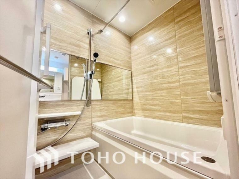【浴室】《一日の疲れを落としてくれる場所は、落ち着く場所でなければならない》　高級感溢れるカラーと大きさ・柔らかな曲線で構成された半身浴も楽しめるバスタブが心地よさをもたらします。