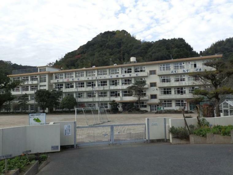 中学校 河頭中学校【鹿児島市立河頭中学校】は、犬迫町に位置する1947年創立の中学校です。令和3年度の生徒数は75人で、5クラスあります。校訓は「誠実・勉学・健康」です。