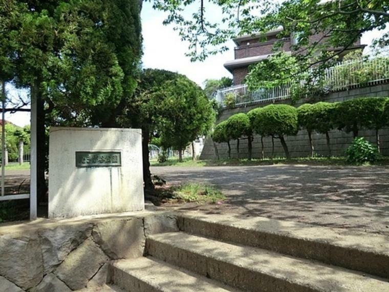 たきが谷公園 公園の設備には水飲み・手洗い場があります。遊び場には砂場・すべり台・鉄棒があります。（約1,680m）