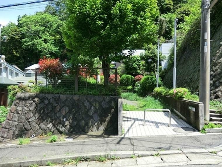 公園 大町めじろ公園 大町めじろ公園は鎌倉市にある住宅街のコンパクトな公園です。水飲み・手洗い場があります。遊び場には砂場,があります