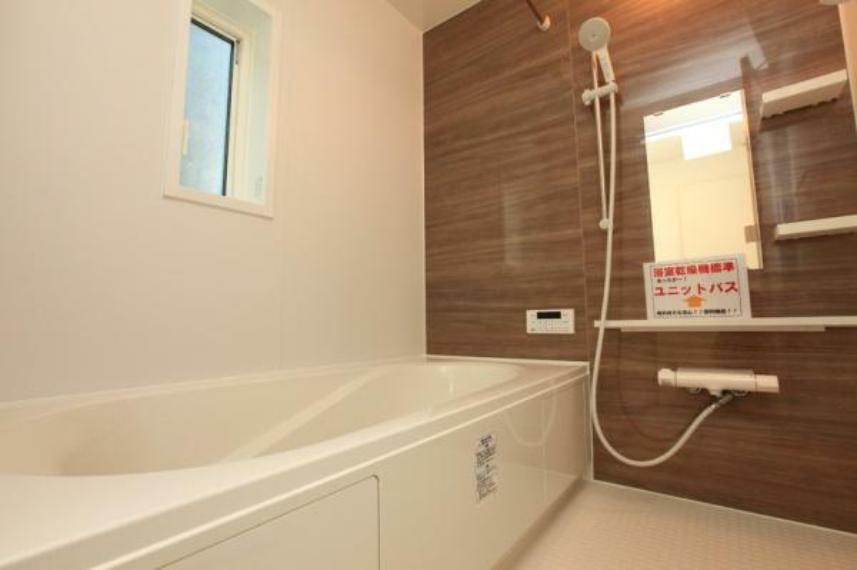 浴室 ゆったりとくつろぐことのできるバスタブは毎日の疲れを癒す空間に。浴室乾燥機も付いており、いつでも快適で心地の良いバスタイムを実現できます。