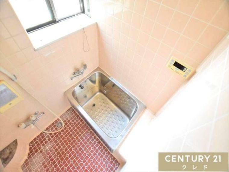 浴室 お手入れのしやすく保温性のある金属の浴槽です。 室内には窓があるので湯気や湿気を逃がしやすく換気も良好！カビ対策などにも効果的です！