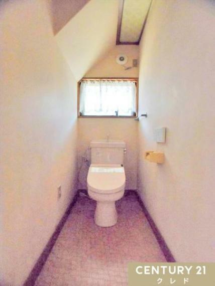 トイレ 階段下のスペースを利用したトイレがあります。 こちらにも窓が付いています。シンプルな個室内は掃除もしやすい造りとなっています。
