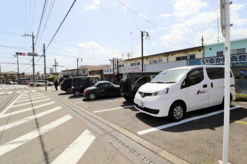 敷地内駐車場 前面には来店者用駐車場（共有）があるので、車での来場者も見込めます。