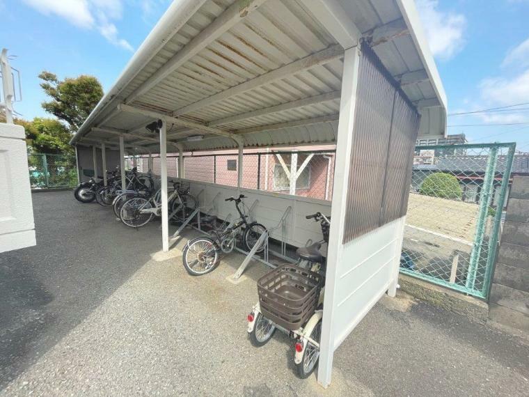 駐輪場があると子どもの自転車等で場所を取らなくて済むので玄関がスッキリしますね。