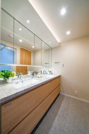 洗面化粧台 2ボウル設置の洗面スペースは、忙しい朝にもゆとりが生まれます。