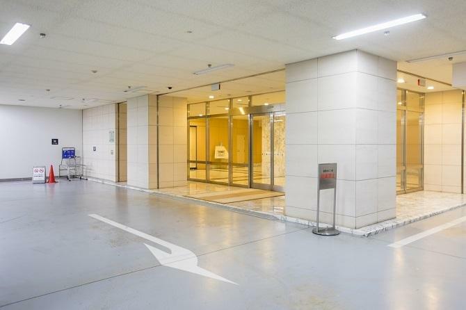 駐車場 地下1階には駐車場があり、駐車場専用のエントランスも設置されています。
