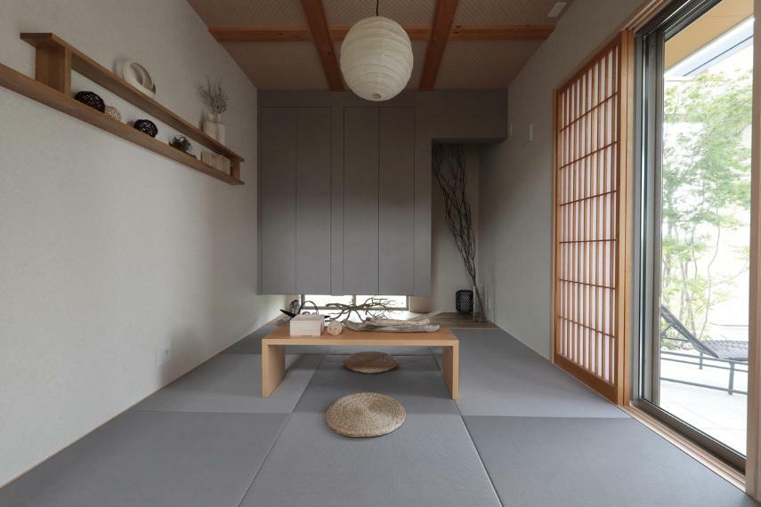 居間・リビング モダン和室  日本らしい憩いを堪能できる畳を敷いた空間。障子や天井の木の質感が和の雰囲気を演出。