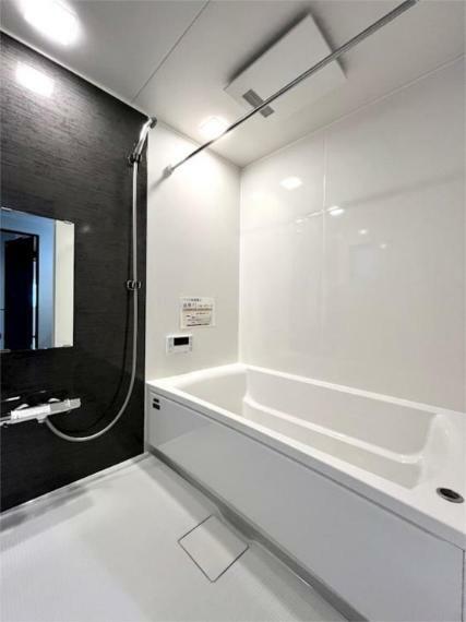 浴室 浴室暖房乾燥機付きの浴室はカビ防止にはもちろん、雨や夜間の洗濯物干しスペースとしても活躍します！