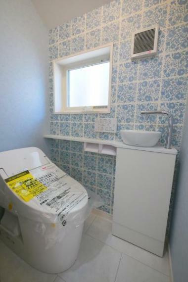 トイレ ■2階のトイレ、手洗い洗面台付きでいつでも衛生的です。