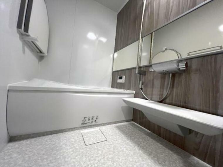 浴室 浴室に大きな鏡があり、広い空間でゆったりと入浴も嬉しいですね。