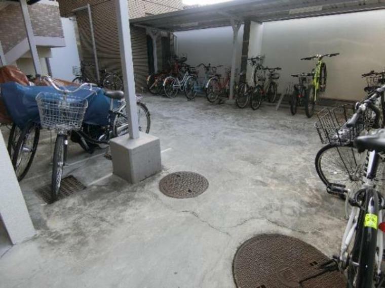 駐輪場 屋根付きの自転車置き場です。