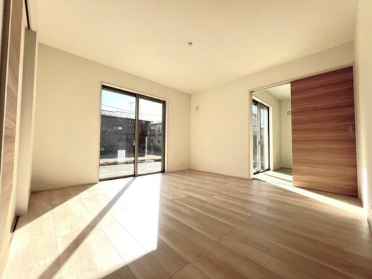 居間・リビング 大きな窓があるLDKは風通しも良く、明るい空間となっております。