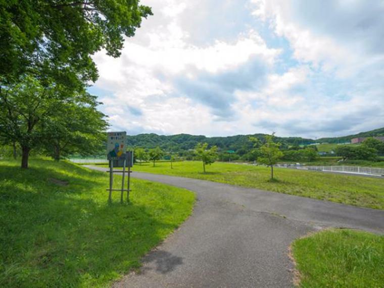 公園 岩沢運動公園　734m