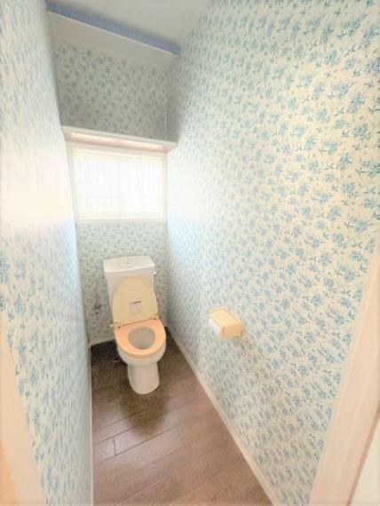トイレ 【同仕様写真】トイレはLIXIL製の温水洗浄機能付きに新品交換します。キズや汚れが付きにくい加工が施してあるのでお手入れが簡単です。直接肌に触れるトイレは新品が嬉しいですよね。