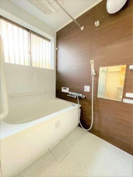 浴室 【浴室】2017年にユニットバス新設を行っています。浴槽には滑り止めの凹凸があり、床は濡れた状態でも滑りにくい加工がされている安心設計です。
