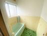 【リフォーム済/風呂】浴室はハウステック製のユニットバスに交換します。浴槽には滑り止めの凹凸があり、床は濡れた状態でも滑りにくい加工がされている安心設計です。