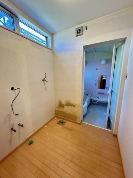 【リフォーム流/洗面所】洗面所の写真になります。床はクッションフロアを張り、壁天井はクロスの交換、また、洗面台を新品交換致します。