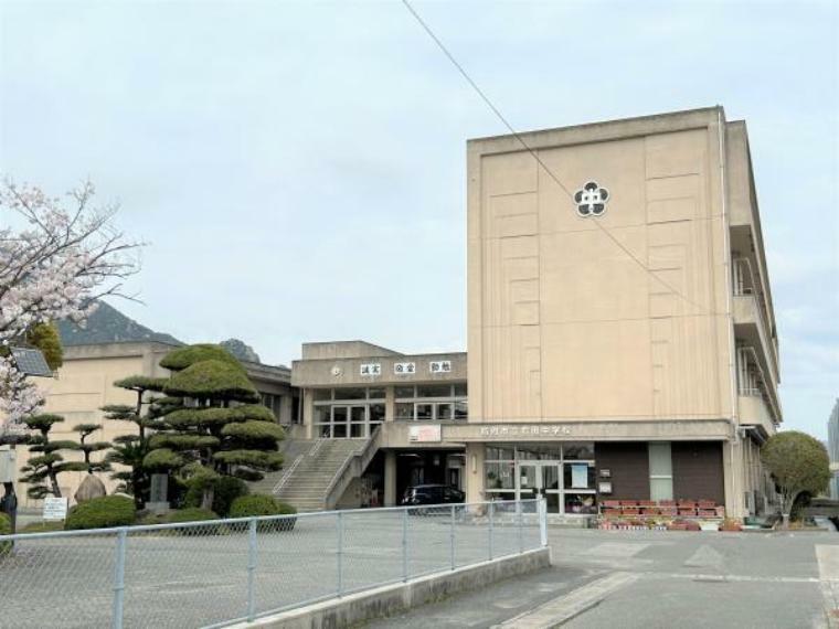 右田中学校も約750mで徒歩10分以内で到着できます。