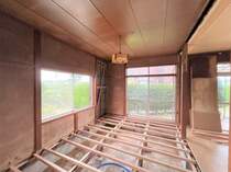 【リフォーム中】LDKの一部である元々和室であったお部屋は床下の束を補強するところから行います。耐震工事も行うお家でローン控除対象となります。