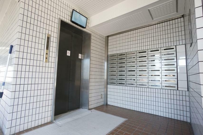 エレベーターホールには外部からの映像がチェックできる防犯カメラモニターが設置されています。防犯対策バッチリです。