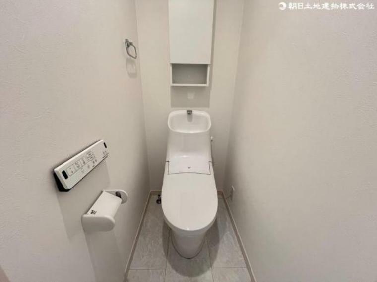 トイレ 温水洗浄機能付き便座で寒い冬場にもとても嬉しい機能です。