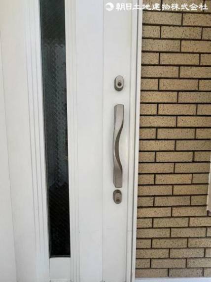 玄関 玄関ドアはダブルロックで防犯面も安心してお過ごしいただけます。