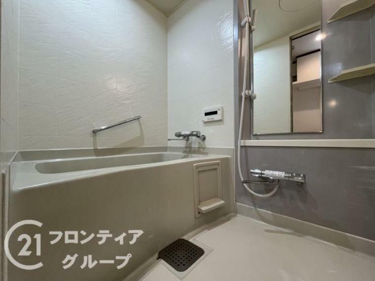 浴室 給湯器リモコンの設置あり！追い炊きが簡単なので、いつでも楽に入浴できます。