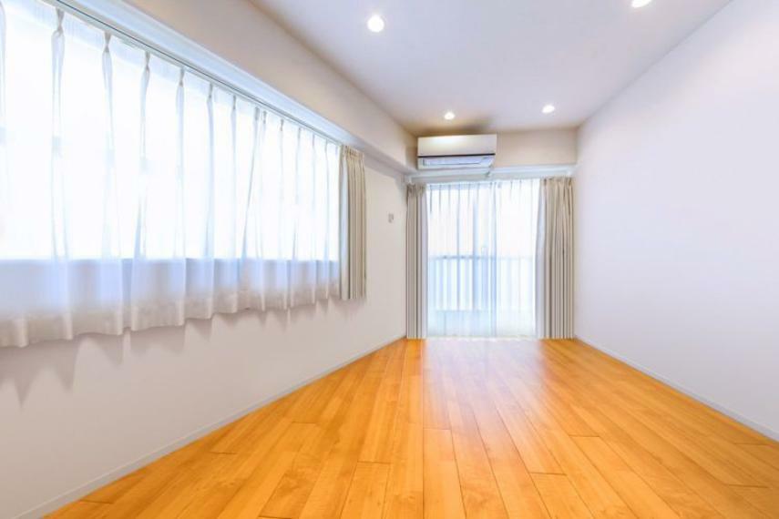 居間・リビング 【リビング】画像はCGにより家具等の削除、床・壁紙等を加工した空室イメージです。