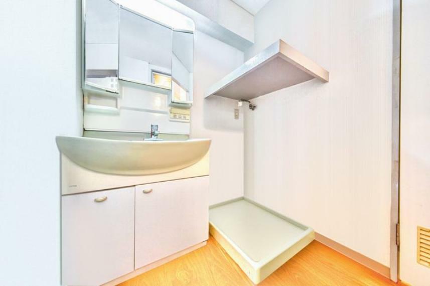 洗面化粧台 清潔感のある明るい雰囲気の洗面室