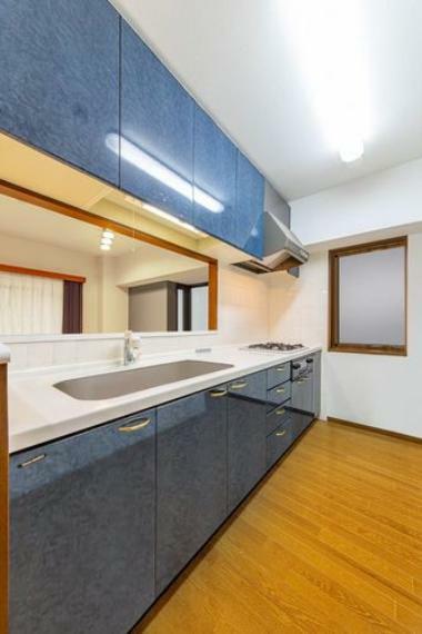 キッチン 作業スペースが広く、三口コンロのキッチンで、料理もはかどりそう！※画像はCG により家具等の削除、床・壁紙等を加工した空室イメージです。