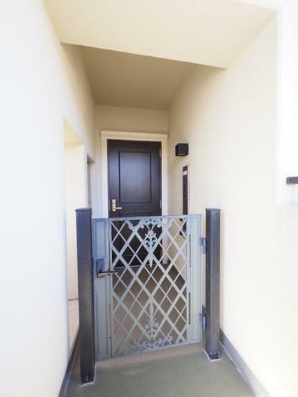 玄関 メインのエントランスの他にも、住戸の玄関前にもモニター付きインターホンがあります。