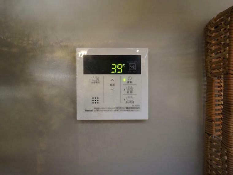 室内側からも湯沸かし、追い焚き、温度の変更が可能です。キッチン横に湯沸かし用の操作リモコンが設置されてます。キッチン近くにリモコンがある為、家事をしながらでも、浴室に行くことなく湯沸かしが可能です。