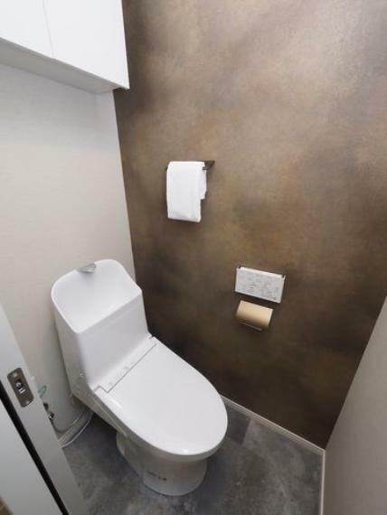 トイレ 温水洗浄機能付き便座のトイレが新調されています。便座が冷え切ることなく、利用可能です。また、本体は手の洗いやすさを考えた、広くて深い手洗鉢付き、シンプルな機能のみを搭載したモデルです。