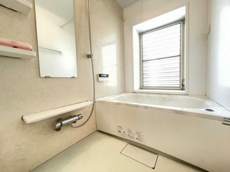 浴室 白を基調としたバスルーム。浴槽は大理石調でおしゃれに作られております。