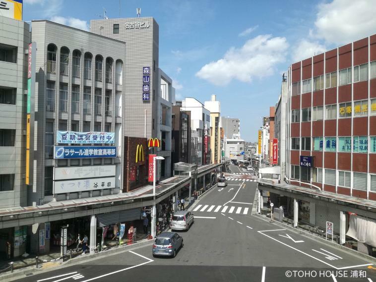 北浦和駅（京浜東北線の停車駅です。駅の広いスペースのターミナルからは、教育機関方面、さいたま市立病院方面へ、バスによる運行が繁盛に行われています。交通の重要な中継地点として利用されています。）